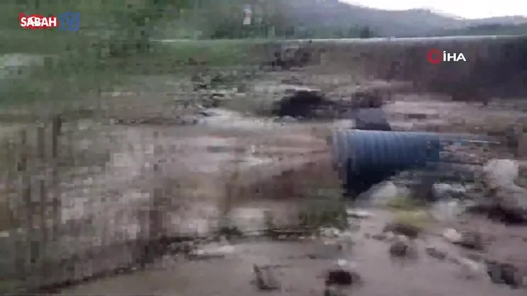 Tomarza'da taşkın suları ana yolu aştı