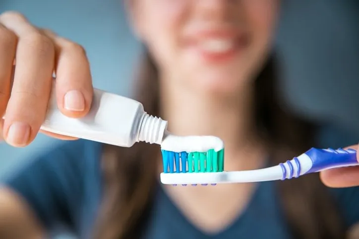 Diş Fırçalamak Orucu Bozar Mı? Diyanet Açıklaması ile Oruçluyken Diş Fırçalayınca Oruç Bozulur Mu, Kaza Gerekir Mi?