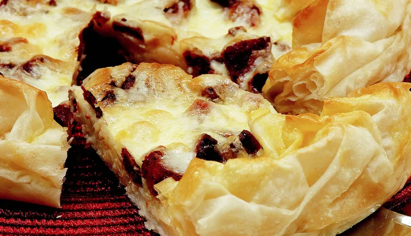 Kaşarlı Sucuklu Börek Tarifi Tarifi BöreklerÇörekler ve Poğaçalar