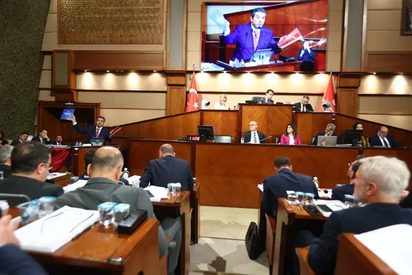 Tevfik Göksu, İBB meclisinde sordu: İstanbul için ayrılan bütçe nereye gitti?