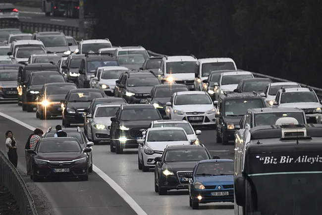 tatilciler-donus-yolunda-bayramin-son-gunu-trafik-yogunlugu-artti-o-noktalarda-uzun-arac-kuyruklari-olustu-1774196860356.jpeg