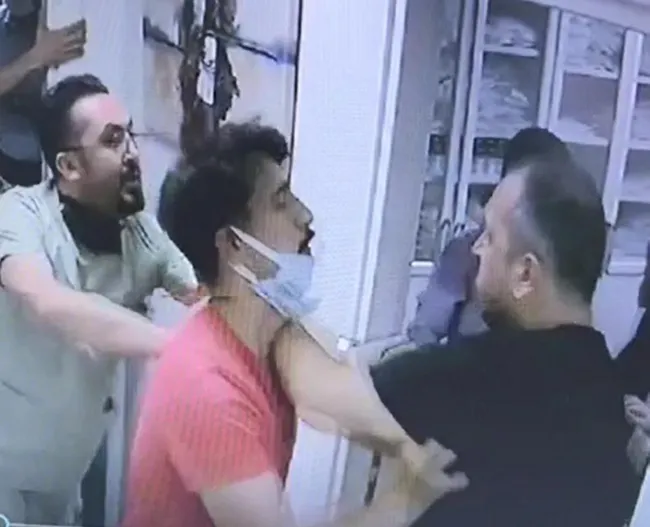 bu-kadarina-da-pes-hemsire-ile-doktora-yumruk-atti-1621500749213.jpg Kocaeli’de hastanede dehşet! Hemşire ve doktora saldırdı - 3