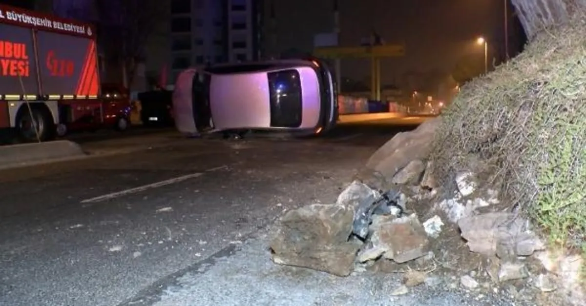 Kadıköy'de kaldırıma çarpan otomobil takla attı, 2 kişi yaralandı
