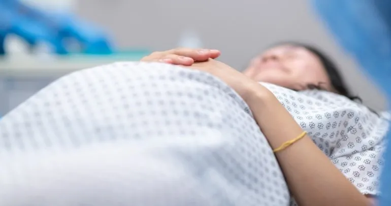 Öleceğini sanarak hastaneye gitti 8 aylık hamile olduğunu öğrendi!