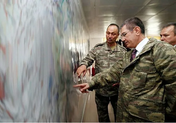 Milli Savunma Bakanı Nurettin Canikli sınır hattında