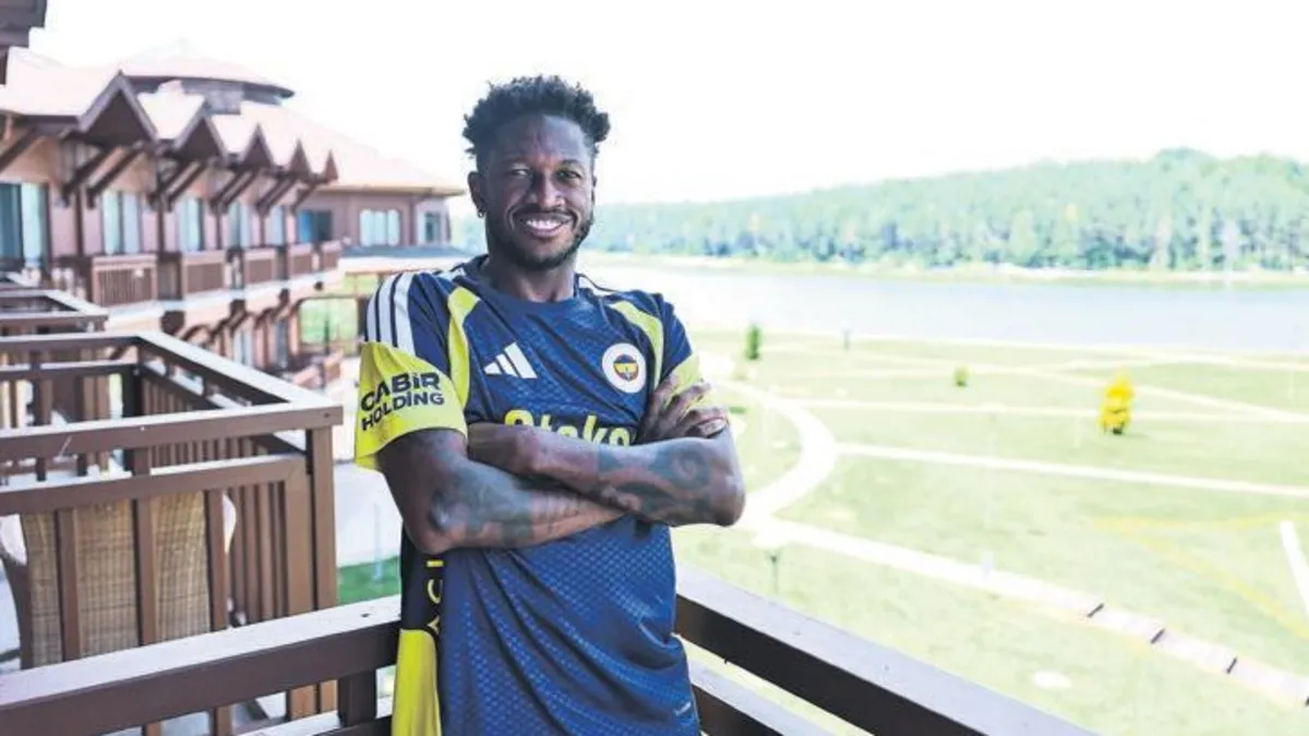Fenerbahçe'nin Brezilyalı orta saha oyuncusu Fred, teknik direktör İsmail Kartal ile birlikte antrenmanda veya maçta