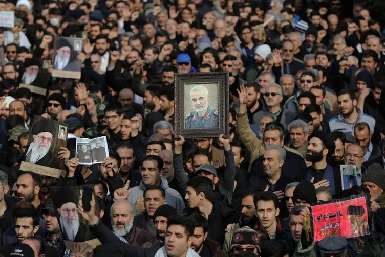 Tabutunu çevrelediler! İşte Süleymani'nin cenazesinden kareler