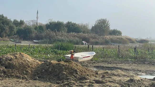 iznik-golunde-kuraklik-kiyidan-200-metre-1636705709947.jpg