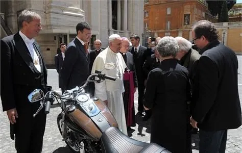Papa motosikletini sattı