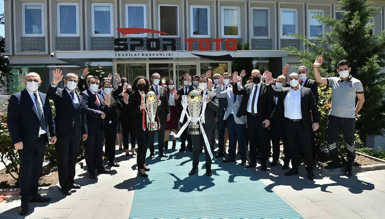 super-lig-ve-tff-1-ligde-sampiyonluk-kupalari-hazir-1620827693831.jpg