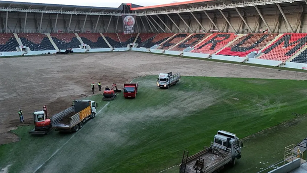 Çorum FK stadyumunda yenileme çalışmaları devam ediyor.