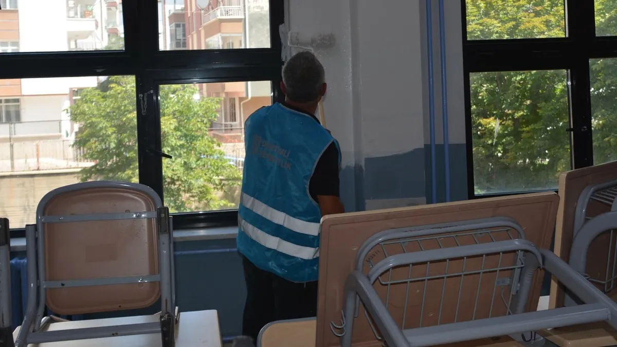 Denetimli serbestlik yükümlüleri okulları yeniliyor