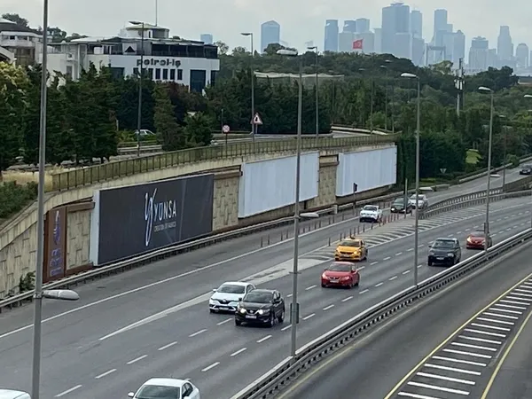 imamoglu-yesili-yok-etti-yerine-reklam-panolari-astirdi-1657464203435.jpeg