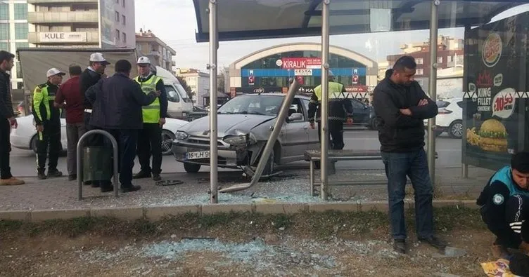 Bursa’da otomobil otobüs durağına daldı: 2 yaralı