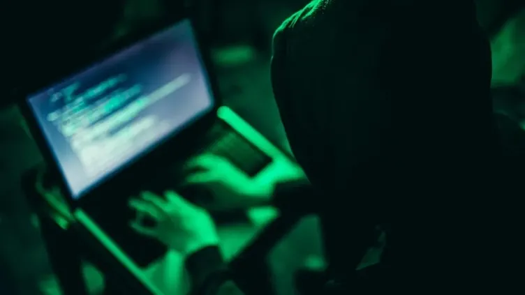 Siyonist lobinin sansür talebine boyun eğmemişti... Gözaltının sebebi tarihin en büyük dijital sızıntısı mı?