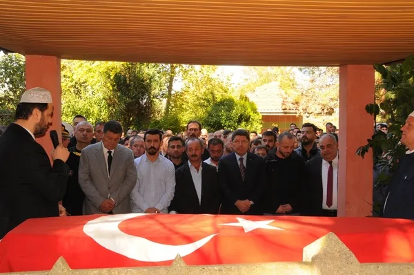 adalet-bakani-yilmaz-tunc-madencinin-cenazesine-katildi-1730031602711.jpg
