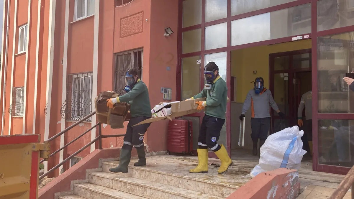 Mersin’de çöp ev operasyonu! Ekipler gaz maskesiyle girebildi: Tam 7 kamyon dolusu… Mersin’de çöp ev operasyonu! Ekipler gaz maskesiyle girebildi: Tam 7 kamyon dolusu…