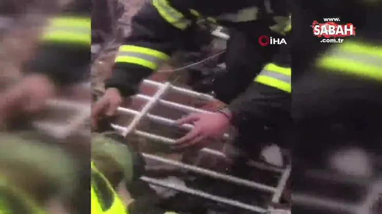 Havalimanı personeli enkazda ağlayan minik bebeği böyle kurtardı | Video