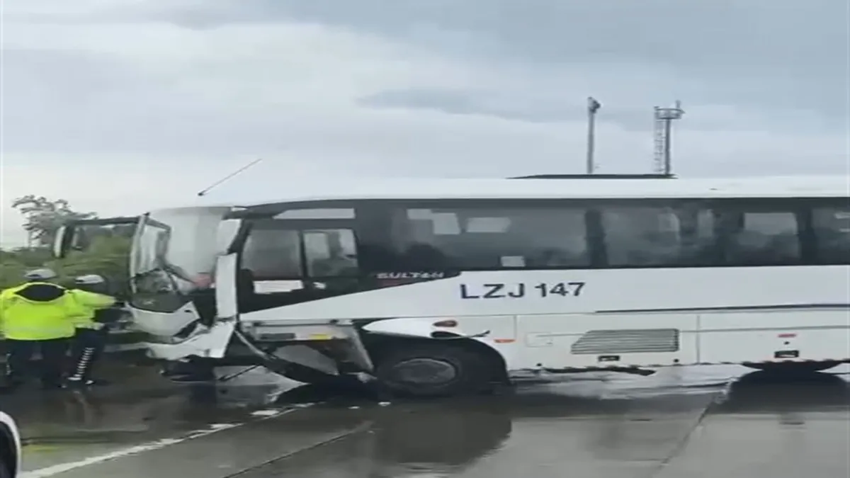 Eyüpsultan’da servis aracı bariyerlere çarptı: 3 yaralı Eyüpsultan’da servis aracı bariyerlere çarptı: 3 yaralı