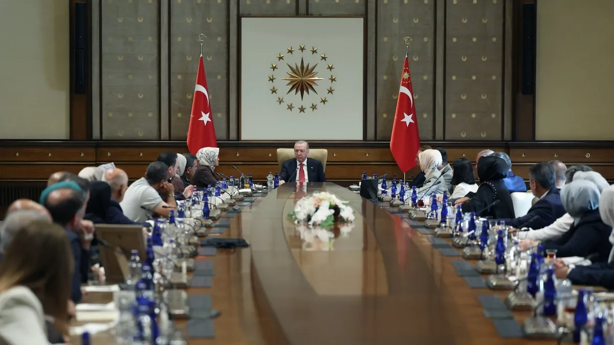 Başkan Erdoğan, okul saldırısında hayatını kaybeden öğrencilerin ailelerini kabul etti Başkan Erdoğan, okul saldırısında hayatını kaybeden öğrencilerin ailelerini kabul etti