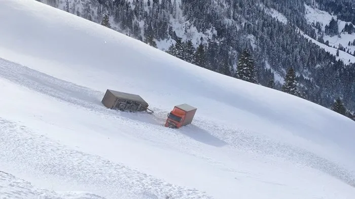 Artvin’de kar ve tipi nedeniyle iki tır yoldan çıkarak uçuruma sürüklendi