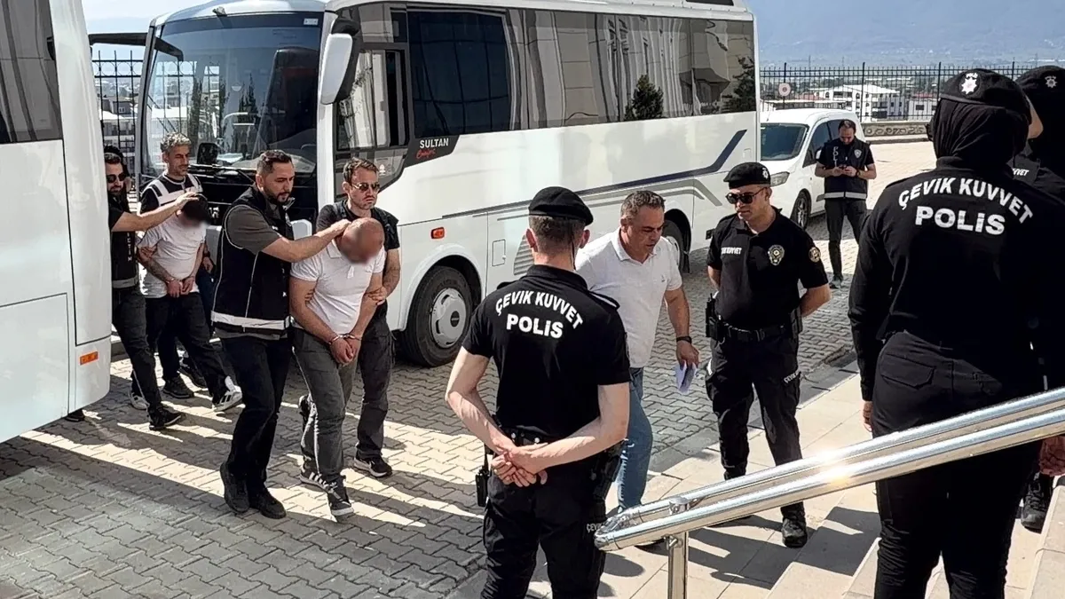Narkotik polislerinin helikopter destekli operasyonunda şafak baskını