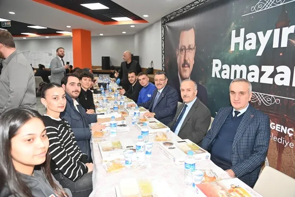 universite-ogrencileri-iftar-sofrasinda-bulustu-1773077569885.jpg