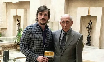 Ergin Keleş, 19 yıl önce Özkan Sümer’den aldığı kitabı teslim etti #giresun