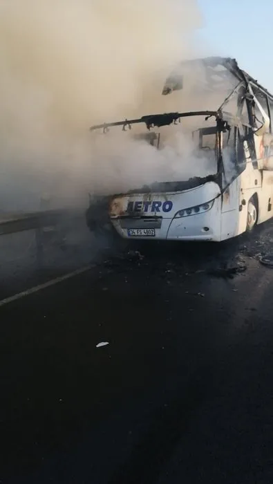 Bursa-İzmir karayolunda yolcu otobüsü yandı!