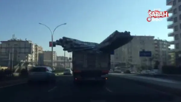 Diyarbakır'da güvenlik önlemi almadan boru taşıyan kamyon tehlike saçtı!