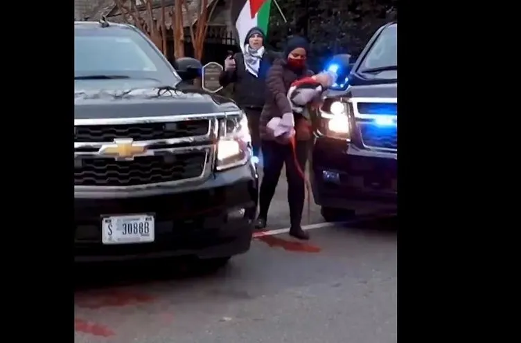 ABD Dışişleri Bakanı Blinken’a şok! Gazze’de dökülen kanı temsilen kırmızı boya döküldü