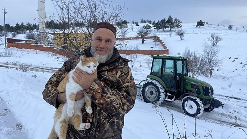 KÖY MUHTARININ SEVİMLİ YARDIMCISI YÜREKLERİ ISITIYOR! KAR KÜREME ÇALIŞMALARINDA MUHTARA DESTEK OLUYOR...