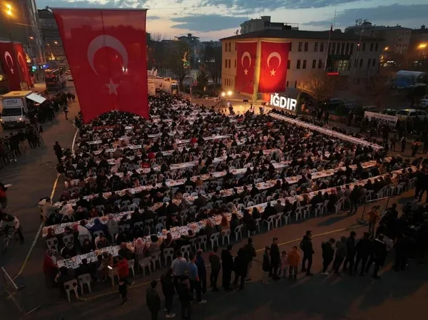bakan-abdulkadir-uraloglu-igdirlilarla-iftar-acti-1710445020407.jpg