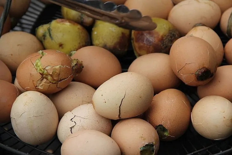 17 günlük döllenmiş ördek yumurtasını ’bayılarak’ yiyorlar! O yemeği gördüğünüz an bile tüyleriniz ürperecek...
