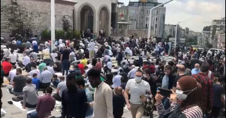 Taksim Camii’ne büyük ilgi! Cemaat sokaklara taştı