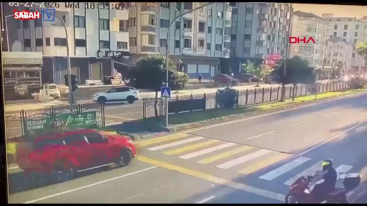 Otomobil yaya geçidinde motosiklete çarptı: Kaza kamerada videosunu izle Otomobil yaya geçidinde motosiklete çarptı: Kaza kamerada videosunu izle