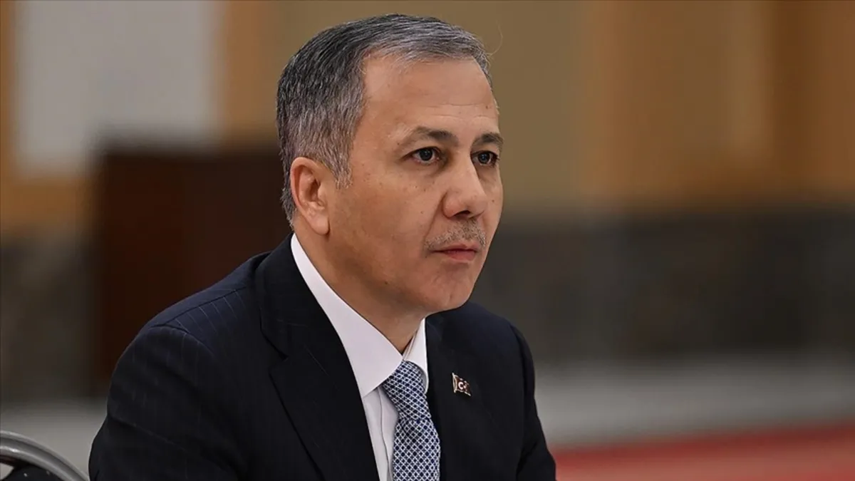 Bakan Yerlikaya paylaştı: Suç örgütlerini övücü ve silahlı paylaşım yapan 325 şüpheli yakalandı Bakan Yerlikaya paylaştı: Suç örgütlerini övücü ve silahlı paylaşım yapan 325 şüpheli yakalandı