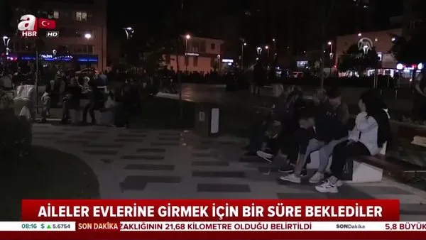 İstanbul'da deprem sonrası insanlar evlerine girmeye korkuyor