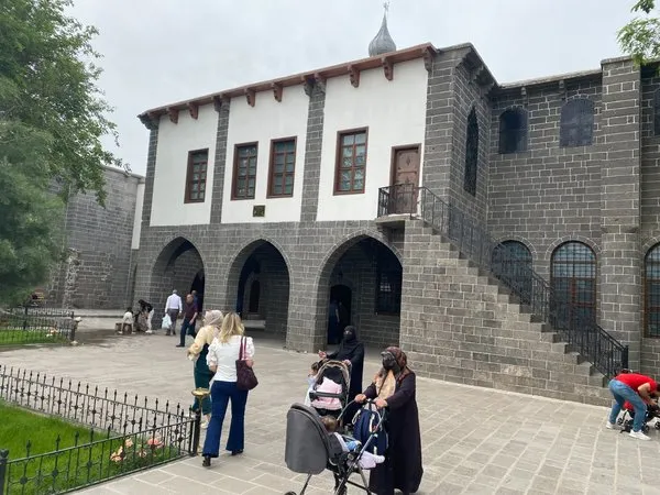hendek-olaylarinda-zarar-gordugu-icin-onarilan-ermeni-kilisesine-ziyaretci-akini-1652768026355.jpeg