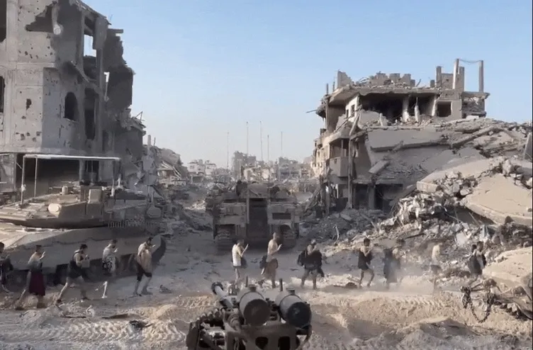 Alçak İsrail ordusunun yeni görüntüleri! Enkaza dönen bölgede insanlık dışı muamele: Filistinli erkekleri soyarak aşağıladılar