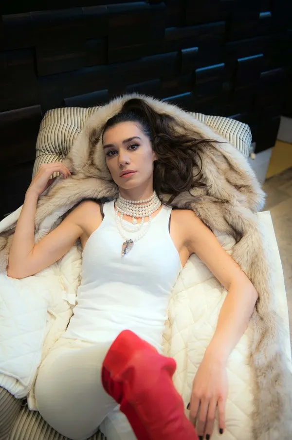 Aşk ve Mavi'nin Mavi'si Burcu Kıratlı, bakım sırlarını anlattı