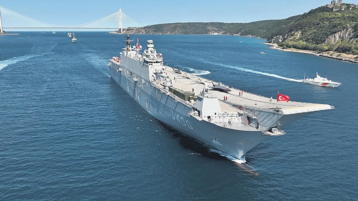 İstanbul Boğazı'nda Muhteşem Manzara: Devasa Yük Gemisi Tıpkı Bir Film Sahnesi Gibi Geçti!
