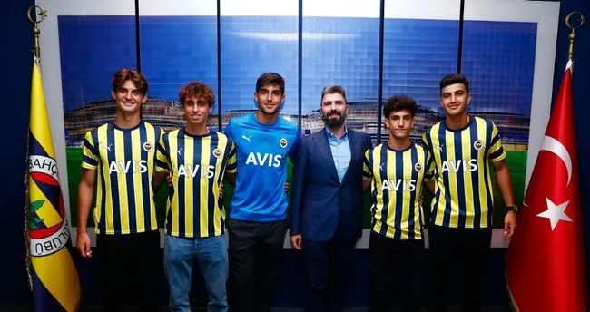 Fenerbahçe, 5 genç futbolcuyla profesyonel sözleşme imzaladı