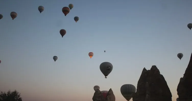 Kapadokya semalarında sıcak hava balonları Türk bayraklarıyla havalandı