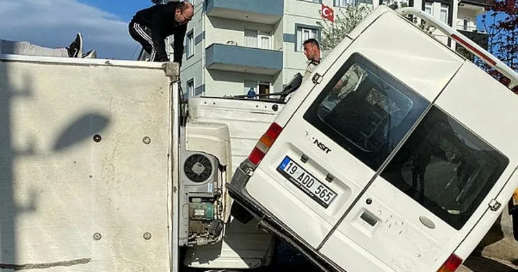 Bursa’da kamyonet devrildi: 3 kişi yaralandı!