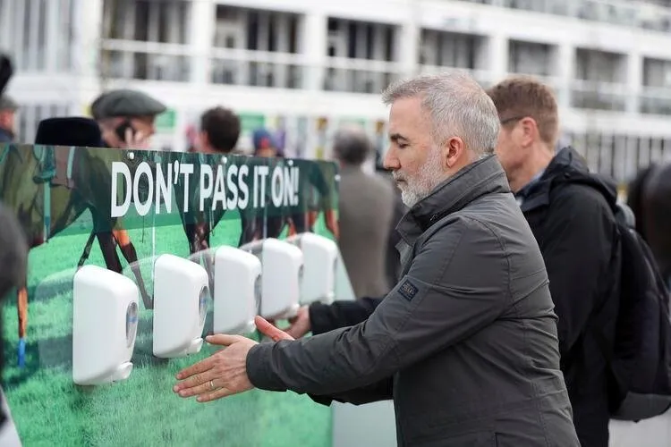 Son dakika: İngiltere bu itirafı konuşuyor! Virüs Kraliyet'e bile bu festivalden sıçradı...