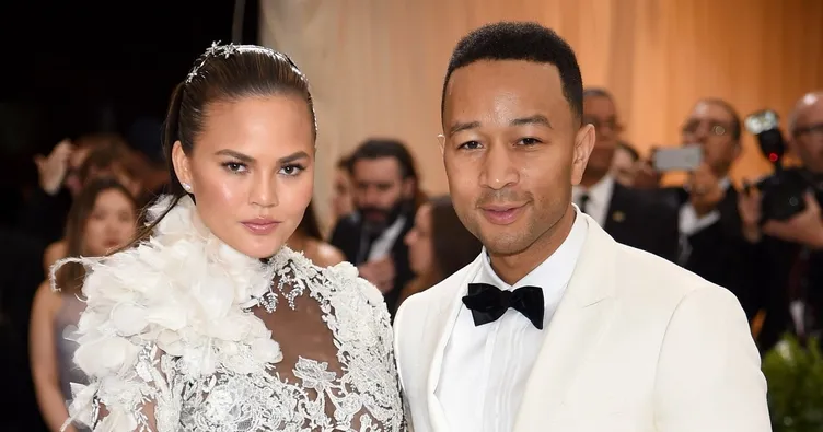 Chrissy Teigen: Her şeyim sahte