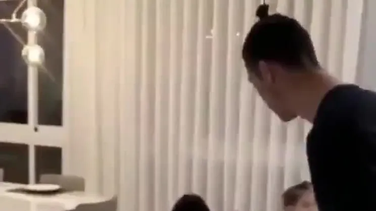 Cristiano Ronaldo'dan çocuklarına hijyen dersi