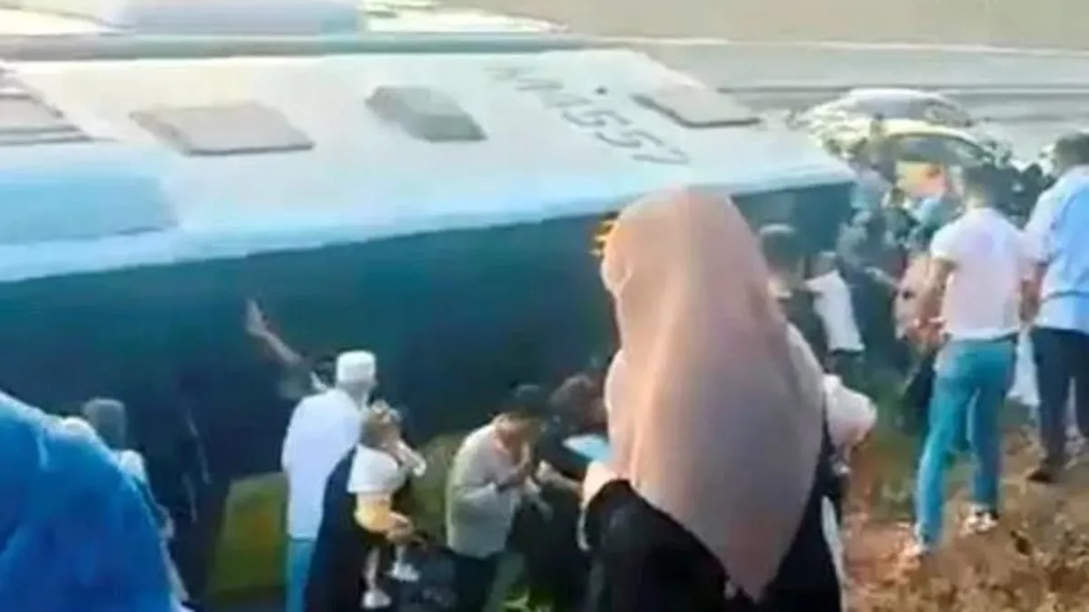 İETT otobüsü yağmur suyu kanalına düştü İETT otobüsü yağmur suyu kanalına düştü
