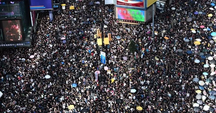 Hong Kong’da binlerce kişi yeniden sokaklarda